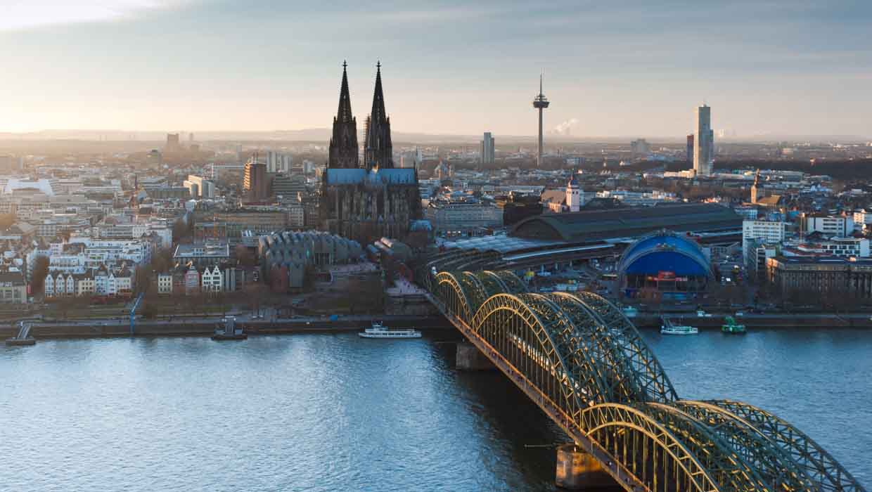 Panoramaausblick auf Rhein mit Kölner Dom